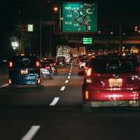 高速道路の夜間渋滞に連なる赤いテールランプの写真