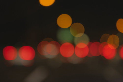 夜景の遠景に見える赤いテールランプのボケ