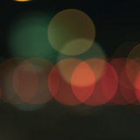 三色の光が織りなす暗いボケ味。赤緑オレンジの玉ボケの写真