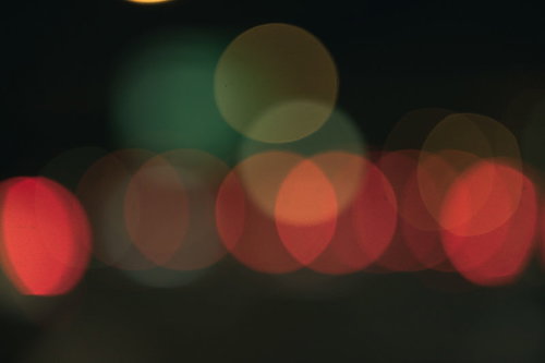 三色の光が織りなす暗いボケ味。赤緑オレンジの玉ボケ