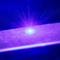 金属にレーザーマーカーで刻印する加工作業の写真