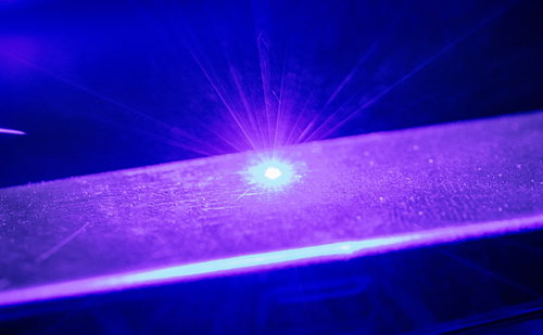 金属にレーザーマーカーで刻印する加工作業