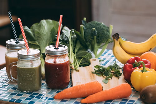 にんじんとバナナの緑黄色野菜スムージーとフレッシュ