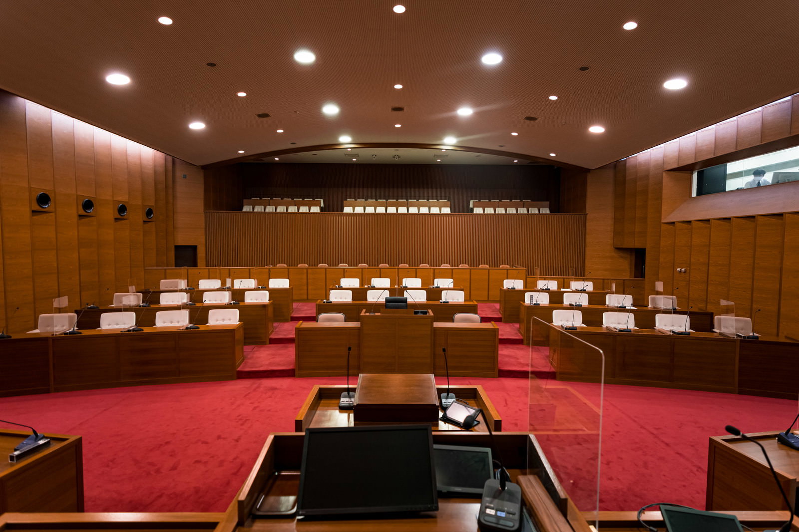 津山市議会の議長席からの眺め。木製の議場に議員席が配置される