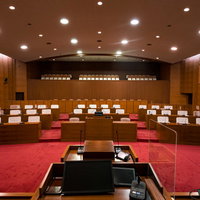 津山市議会の議長席から見た議場全景と議員席の配置の写真