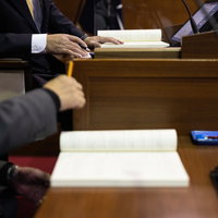 議場で資料を確認する議会事務局長と議長のやり取りの写真