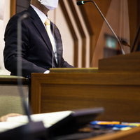 マスクを着用したまま議事を進める市議会の議長の写真