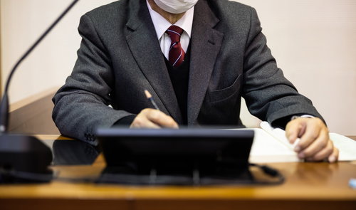 メモを取ろうとしたが鉛筆の持ち方が逆だった議員