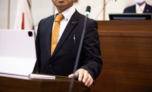タブレット端末を持って登壇する津山市の議員