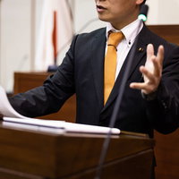 言葉が出てこなくてジェスチャーで伝えようとする市議会議員の熱弁の写真