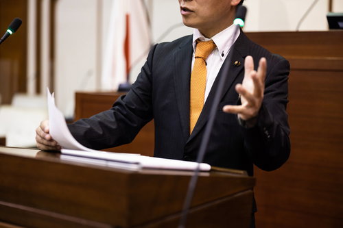 言葉が出てこなくてジェスチャーで伝えようとする市議会議員の熱弁