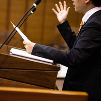 市議会で地方のイノベーションと変革を熱く語る議員の写真