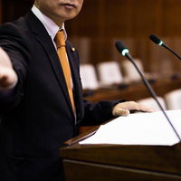 津山市議会で答弁する議員の写真