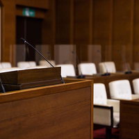 演壇を中心に白い椅子が整然と並んでいる議員席の写真