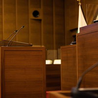津山市議会の木製議員席と演壇マイク設備の写真