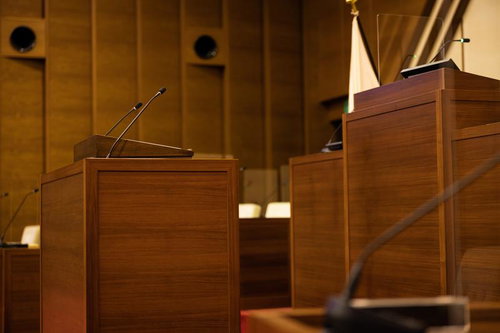 津山市議会の木製議員席と演壇マイク設備