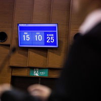 採決の賛否数と可決状況を表示する津山市議会の電光板の写真