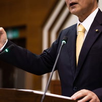 力強いポーズで議論を交わす津山市議会議員の登壇の写真