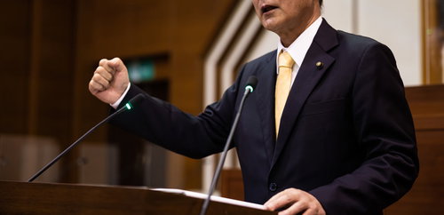 力強いポーズで議論を交わす津山市議会議員の登壇