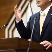 冷静にデータをもとに質問する市議会議員の演説風景の写真