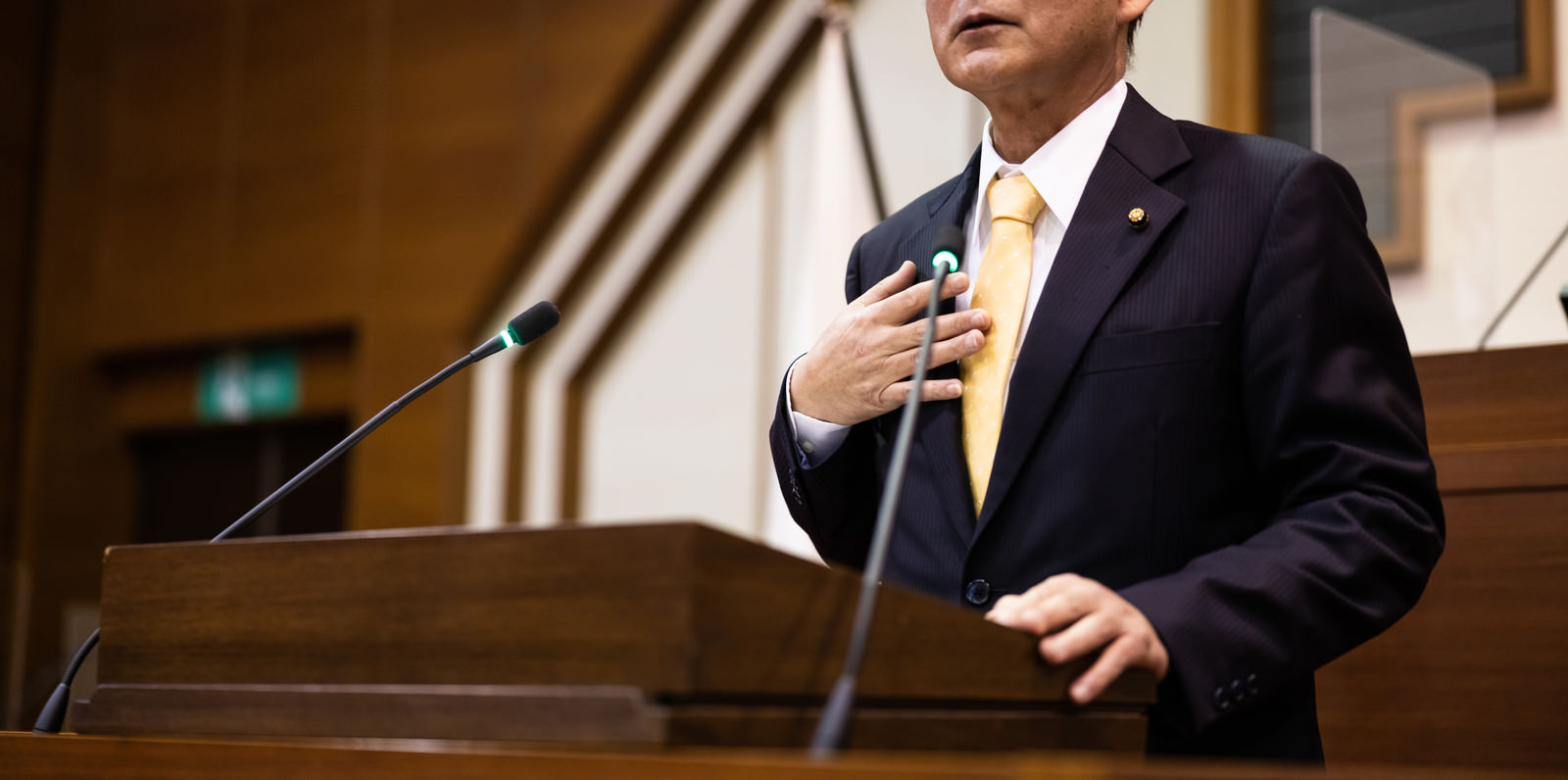 議場の演壇で発言する議員