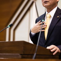 市民の気持ちを第一に考える議員が議場で熱弁するの写真