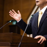 わかりやすく問題を提議して登壇する市議会議員の写真