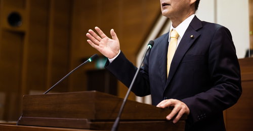 わかりやすく問題を提議して登壇する市議会議員