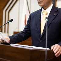 登壇席で演説する凛々しい津山市議会議員の熱弁の写真