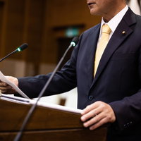 緻密な資料をベースにEBPMの実現を訴える市議会議員の写真