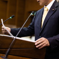 津山市議会の登壇席で質問する議員の議論風景の写真