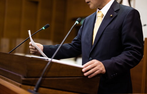 津山市議会の登壇席で質問する議員の議論風景