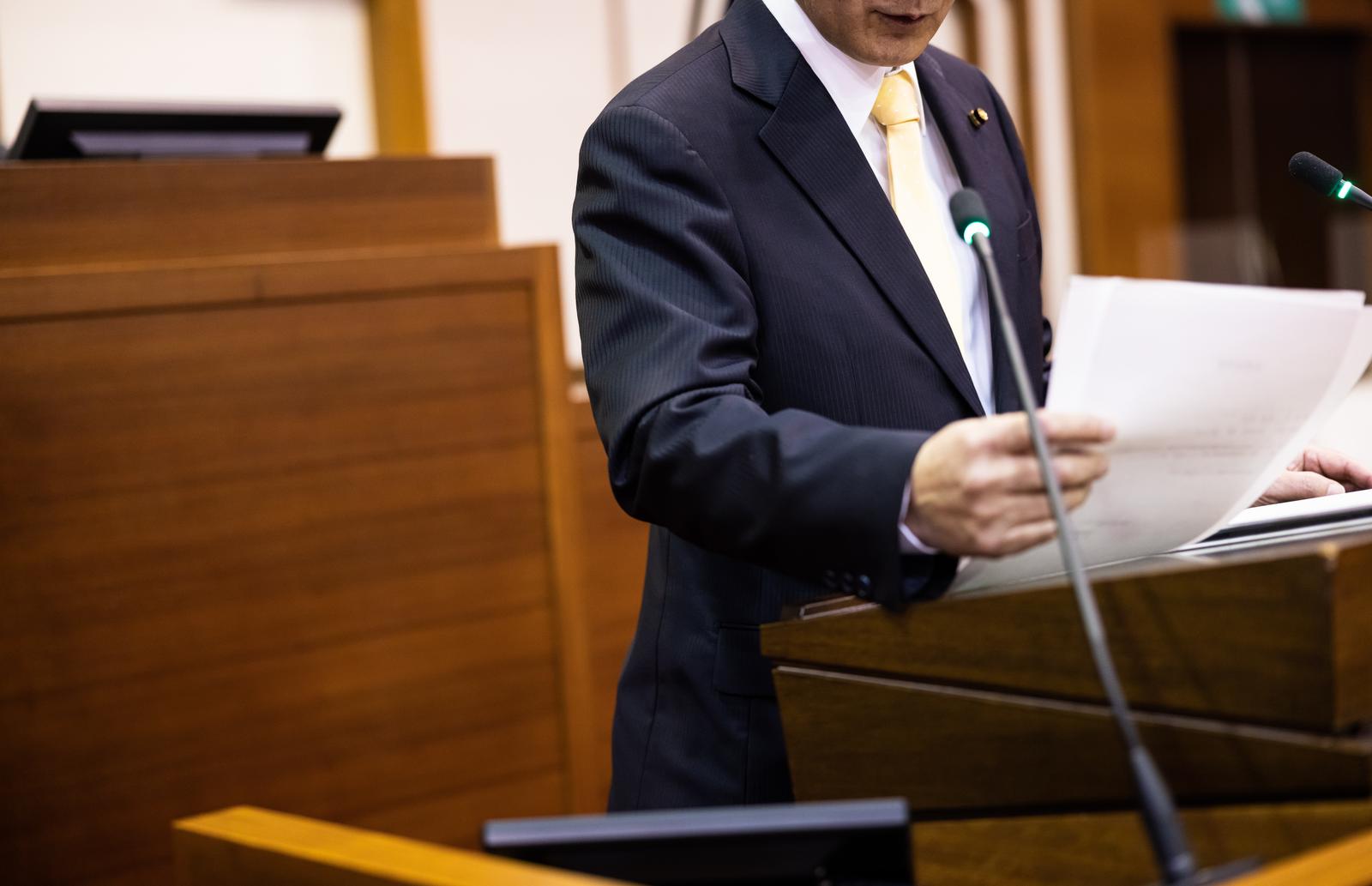 津山市議会の演壇で資料を手に演説する議員