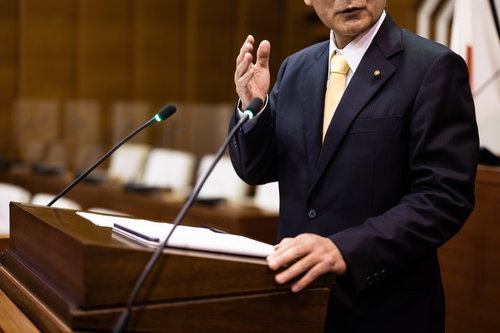 登壇席で市議会の市長と向き合いながら熱く語る議員