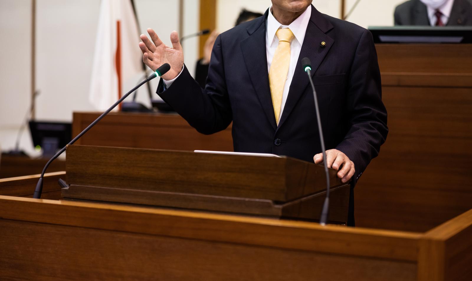 Male councillor speaking at the Tsuyama City Council meeting