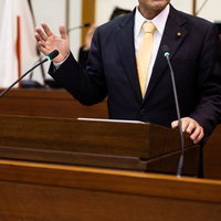 津山市議会本会議で演壇に立つ男性議員の写真