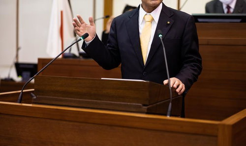 津山市議会の本会議場で演説する男性議員