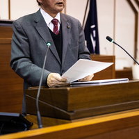 登壇席で資料を手に発言する津山市議会議員の写真