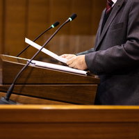 原稿を手にして発言する市議会議員の議場での熱弁の写真