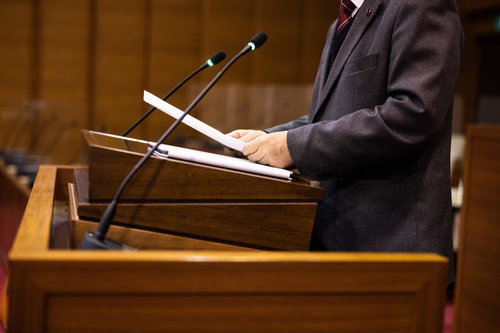 原稿を手にして発言する市議会議員の議場での熱弁