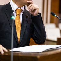 参考になる意見で考え込む市議会議員の真摯な姿勢の写真