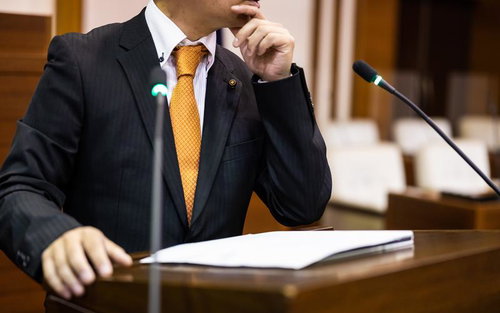 参考になる意見で考え込む市議会議員の真摯な姿勢