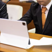 タブレット端末は動いているのに議員がフリーズ、地方議会の一場面の写真