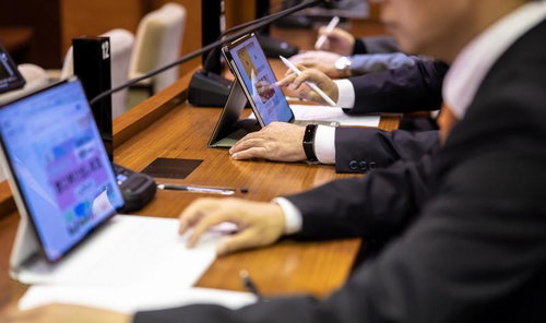 タブレット端末を活用して議事を進める津山市議会の議場