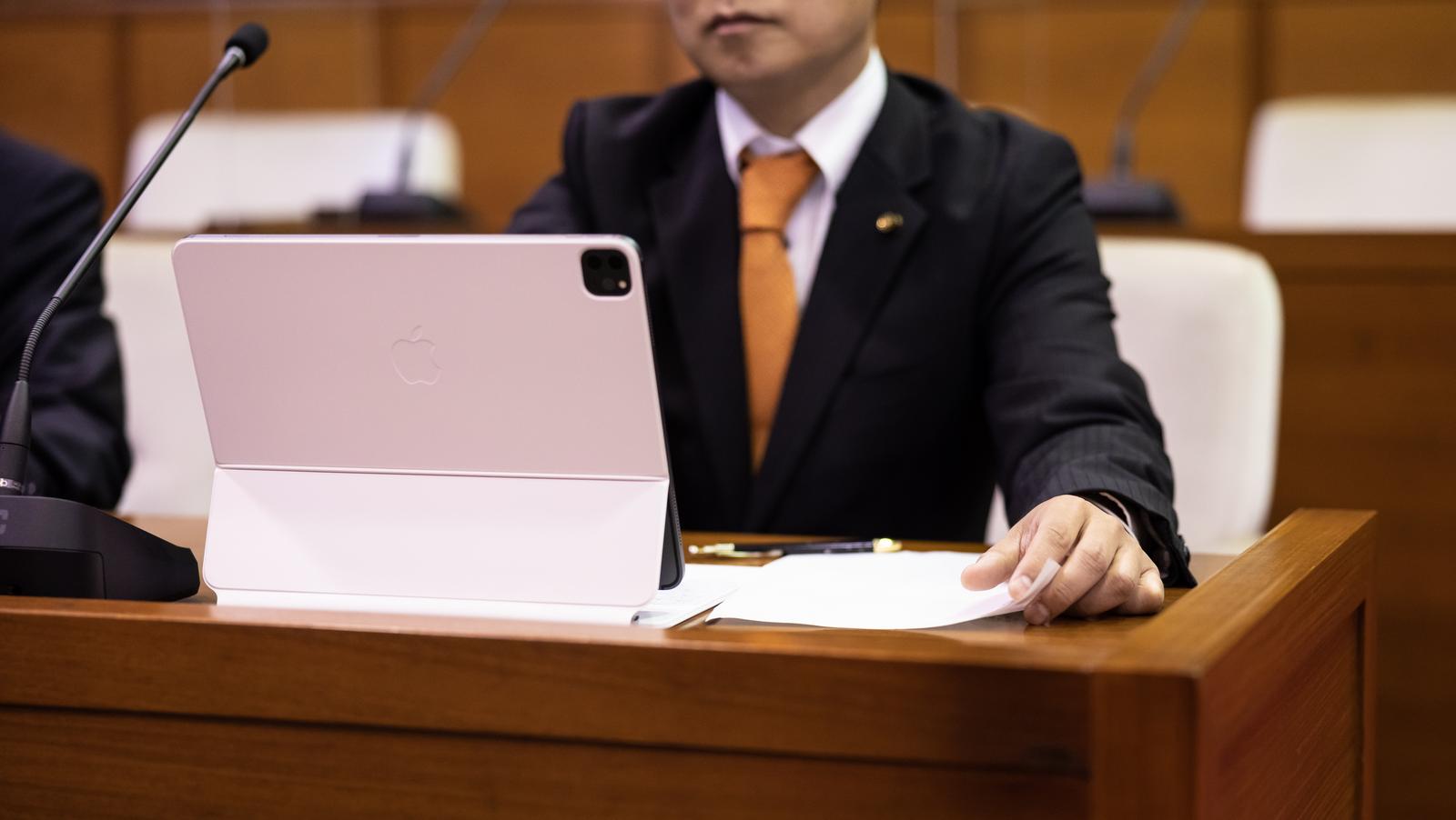 議会の本会議でタブレット端末を操作する議員