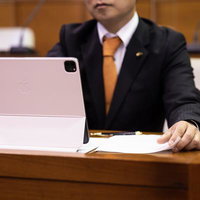 タブレット端末が導入されても使いこなせているのかわからない議員の写真