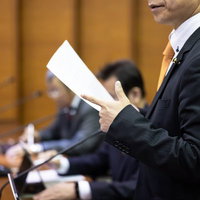 人を指差しちゃいけないんだよ、と熱弁する政治家の写真