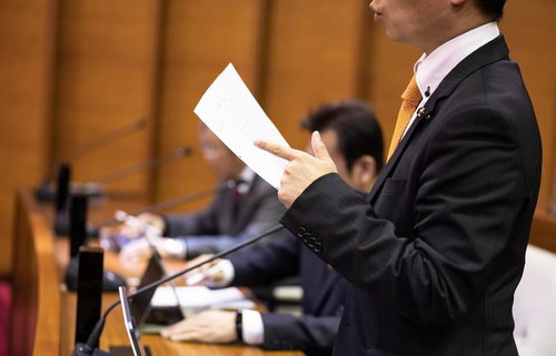 議場で発言する男性議員