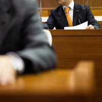 議題がわからなくなって隣の議員に聞く市議会議員の写真