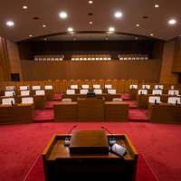 議長席から見た津山市議会の議場全体の様子と議員席の配置の写真